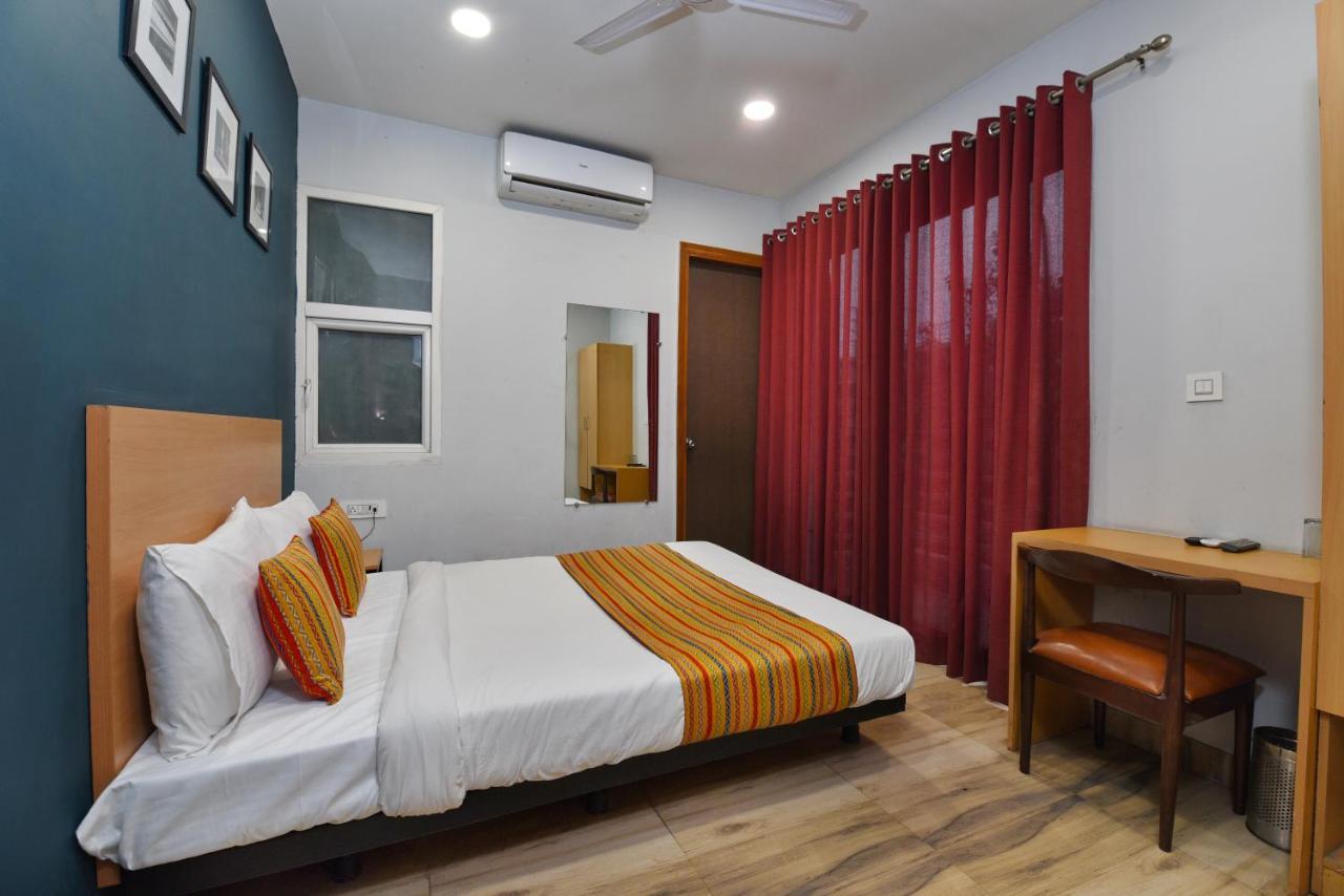 Silver Saffron Near Paschim Vihar Metro Station 3* New Delhi